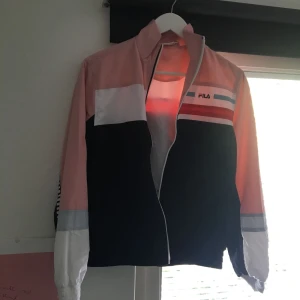  - FILAA-jacka, aldrig använd. Möts gärna upp i Stockholm annars står du för frakt! ❤️🔥