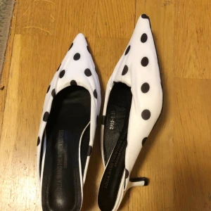  - Väldigt snygg och trendig, har bara använt de 1gång. Mycket bra skick.