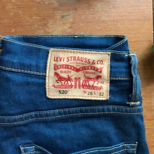  - Jeans från Levis med medelhög midja. Perfekt jeansblå och jättebekväma. Använda typ 1 gång. 
