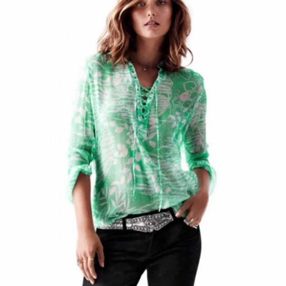 - märke H&M studio - grön långärmad blus - strl 38, passar 36 också - färg mest rättvis på modellbilden. Blusar.