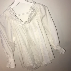  - Off-the-shoulder topp från Ginatricot! Använt fåtal gånger och har luftigt skönt tyg!  Kan posta men då står köparen för frakten!