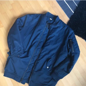  - Mörkblå bomberjacka. Något oversized på mig (36-38)  Pris är exkl frakt!