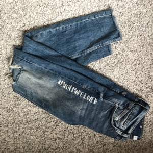 Så fina, slitna jeans från ZARA! Storlek 32 men skulle säga de passar 34 också!✨