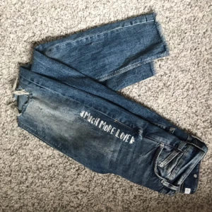  - Så fina, slitna jeans från ZARA! Storlek 32 men skulle säga de passar 34 också!✨