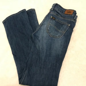  - Ett par Lee byxor. Finns ingen storleks märkning men tror det är typ 28W/30L. Mellan hög midja. Frakt ingår☺️betala med swich  