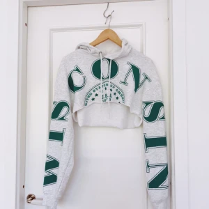 - Svintuff croptop-hoodie. 😍 Svalare collegetyg. Oanvänd - nyskick. Köparen står för frakt. ❤️15% av alla köp går till välgörenhet❤️ Säljs pga brist på plats i garderob.  