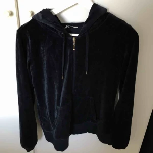  - Huvtröja från Cubus, storlek M. Aldrig använd. Möts upp i Uppsala 