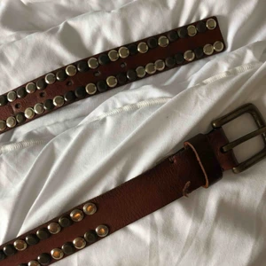  - Brunt skärp i äkta läder med cool design. Knappt använd.