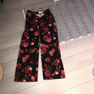  - Svinsnygga kavajliknande byxor, använda ungefär 10 gånger, men känner nu att dem är värda någon som förmodligen använder dem lite flitigare än jag  Obs! En knapp sitter lite halvlöst