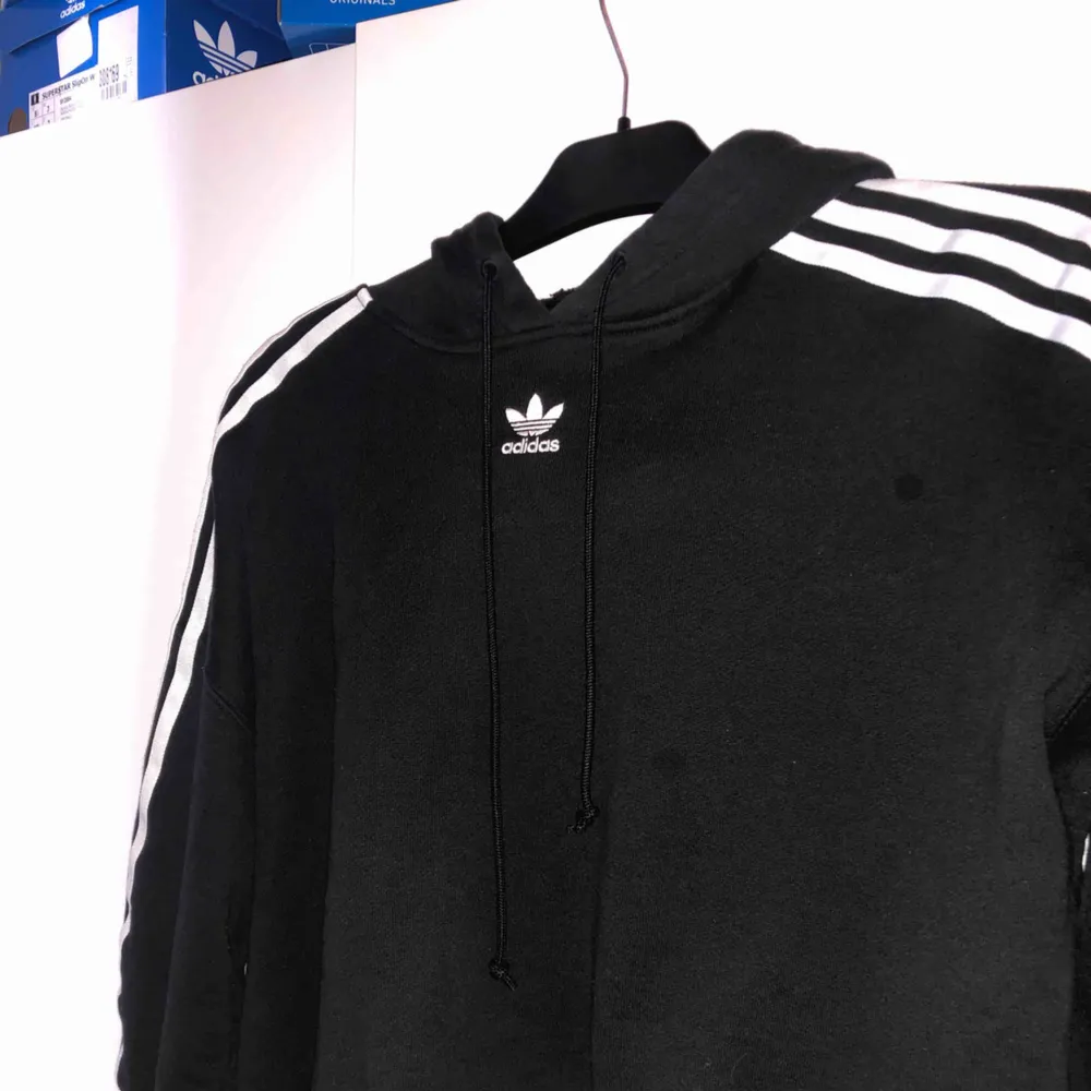 Kort Adidas hoodie. Skulle säga att den är som ny, använd väldigt fåtal gånger . Hoodies.