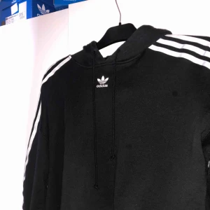  - Kort Adidas hoodie. Skulle säga att den är som ny, använd väldigt fåtal gånger 