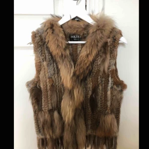  - Äkta Hollies pälsväst Som ny, använd 1 gång Storlek XS Nypris ca 1600kr 