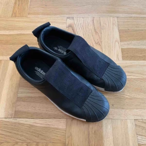  - Adidas slip on sneakers i skinn. Stl 38. 