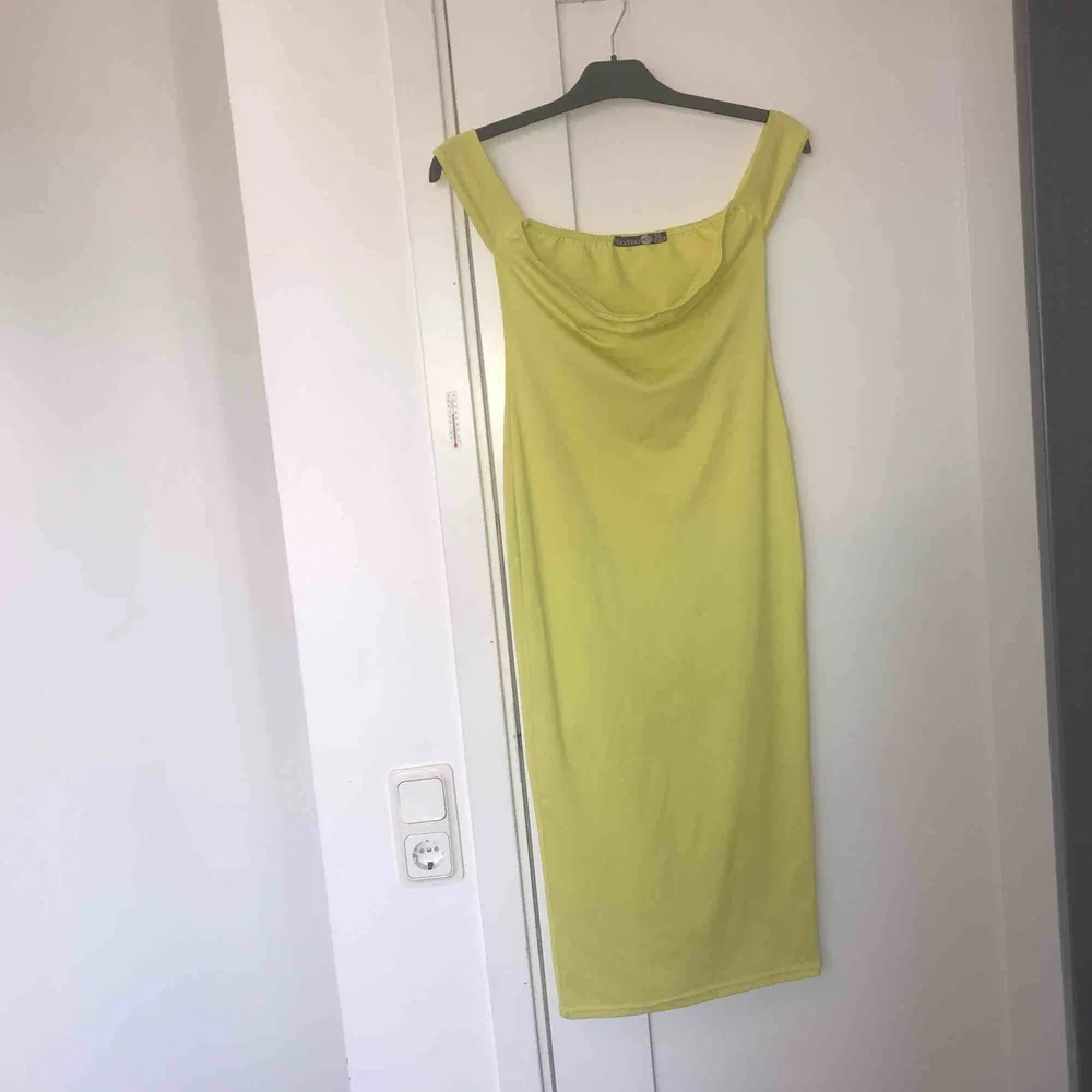 Festlig gul klänning från Boohoo, sällan använd!. Klänningar.