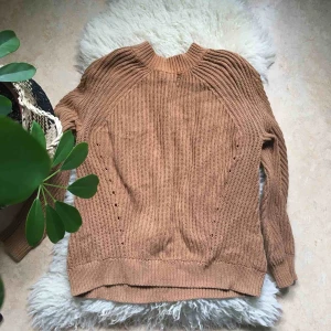  - Skön stickad tröja from Monki !!! Mycket fint och mysigt  färg 🍪 ! 