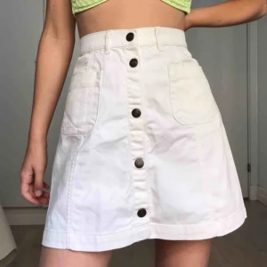  - Fin kjol i bomull från Monki. Sparsamt använd.