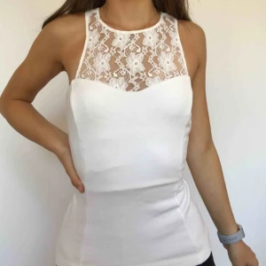  - Passar S bättre. Frakt ingår i priset! Som det syns på bilden har den här fantastiska toppen blivit för liten för mig men den kanske är perfekt för just dig! Dragkedjan på ryggen gör den lätt att ta på och av