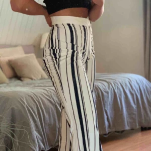  - Jättesnygga byxor från Cubus, köpta här på plick men säljer dem vidare då dem inte passar mig. köparen står för frakten 🦋 första bilden är tagen av den förra ägaren! 