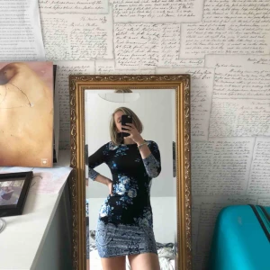  - En av mina finaste klänningar❤️ Den är stretchig och i ett glansigt material vilket gör att den sitter som en smäck och är riktigt bekväm. Kommer från Atmosphere och mönsterna på den är verkligen så fina.