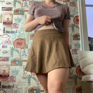  - Kjol i mockaimitation med dragkedja på baksidan. Säljs pga för liten.  Möts upp i Blekinge, annars fraktar jag. Du står för frakten (42kr). Betalning via swish,