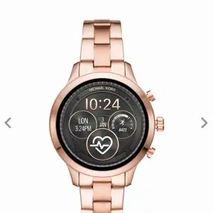 En ny MK smartwhatch, säljer min klocka som är köpt för 4 dar sen på grund av att jag har köpt ist en   Apple Watch. En jättefin klocka i rose gold färg 🙂