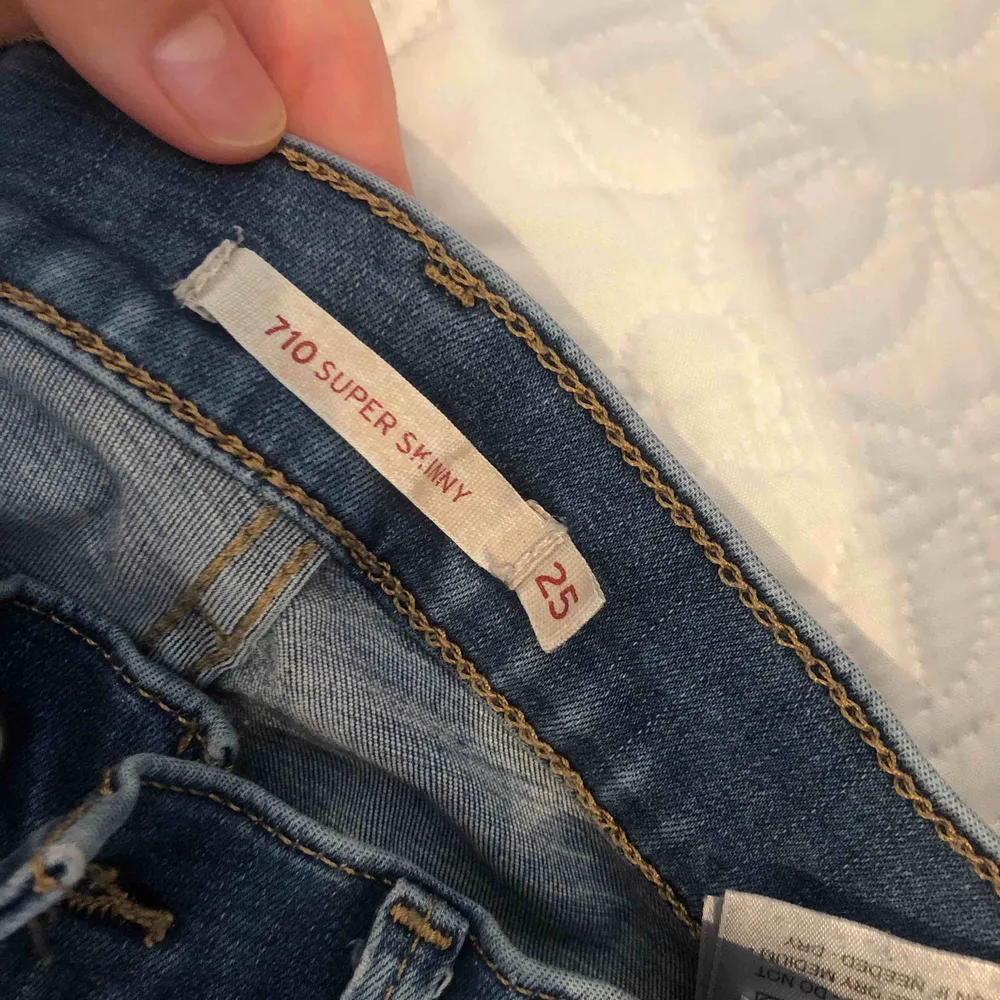 Super fina jeans från Levis, super strech jätte bekväma , knappt använda pga fel storlek. . Jeans & Byxor.