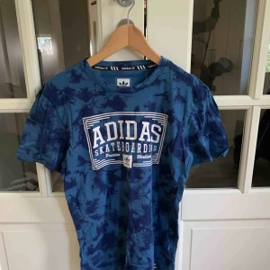  - T-shirt från Adidas herr (oversize passform för damer). Använd max 5 gånger. Frakt tillkommer