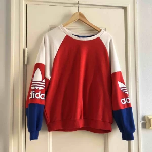  - En sweater från Adidas. Storlek 32/XS, damstorlek. Skick: 8/10. Levereras nytvättad. Finnes på Södermalm, Stockholm. Kan postas men då står Du för frakten, (55kr). Mvh Marija & Nugget 