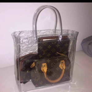  - Clear pvc tote bag/ genomskinlig väska i plast. Trendig och snygg! Fri frakt!! 💓☺️