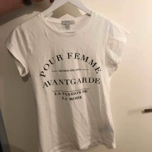  - Vit t-shirt som använts 2 gånger. 