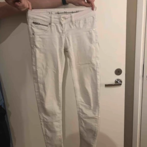  - Vita lågmidjade jeans i bra skick