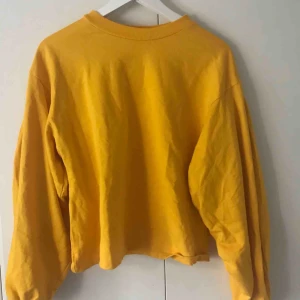  - Långärmad tröja med vida armar från nly trend. 20kr + frakt. Kan mötas upp i tranåsområdet och i Sthlm. 