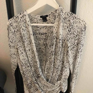  - Fin blus. Använd 2 gånger. Frakt tillkommer 