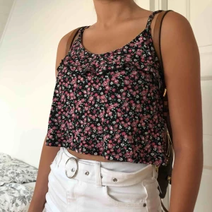  - Fint sommarlinne som är lite cropped ifrån märket FB sisters i storlek XS. Passar perfekt till kjolar och byxor. Kan mötas upp i Lund eller så står du som köpare för frakten❤️