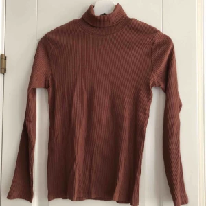  - Polotröja i rostbrun färg, så fin! Aldrig använd 🙌🏻☀️
