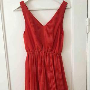 Mycket fin röd klänning endast använd en gång