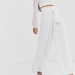 Plisserade byxor - Superfina vita plisserade högmidjade byxor från TFNC men knytning i midjan.  Köpta på ASOS för 600kr men är slutsålda på hemsidan.  Bra kvalité och passform! 