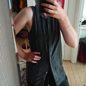  - Snygg skjorta, bra skick, utan armar. Frakt tilläggs 