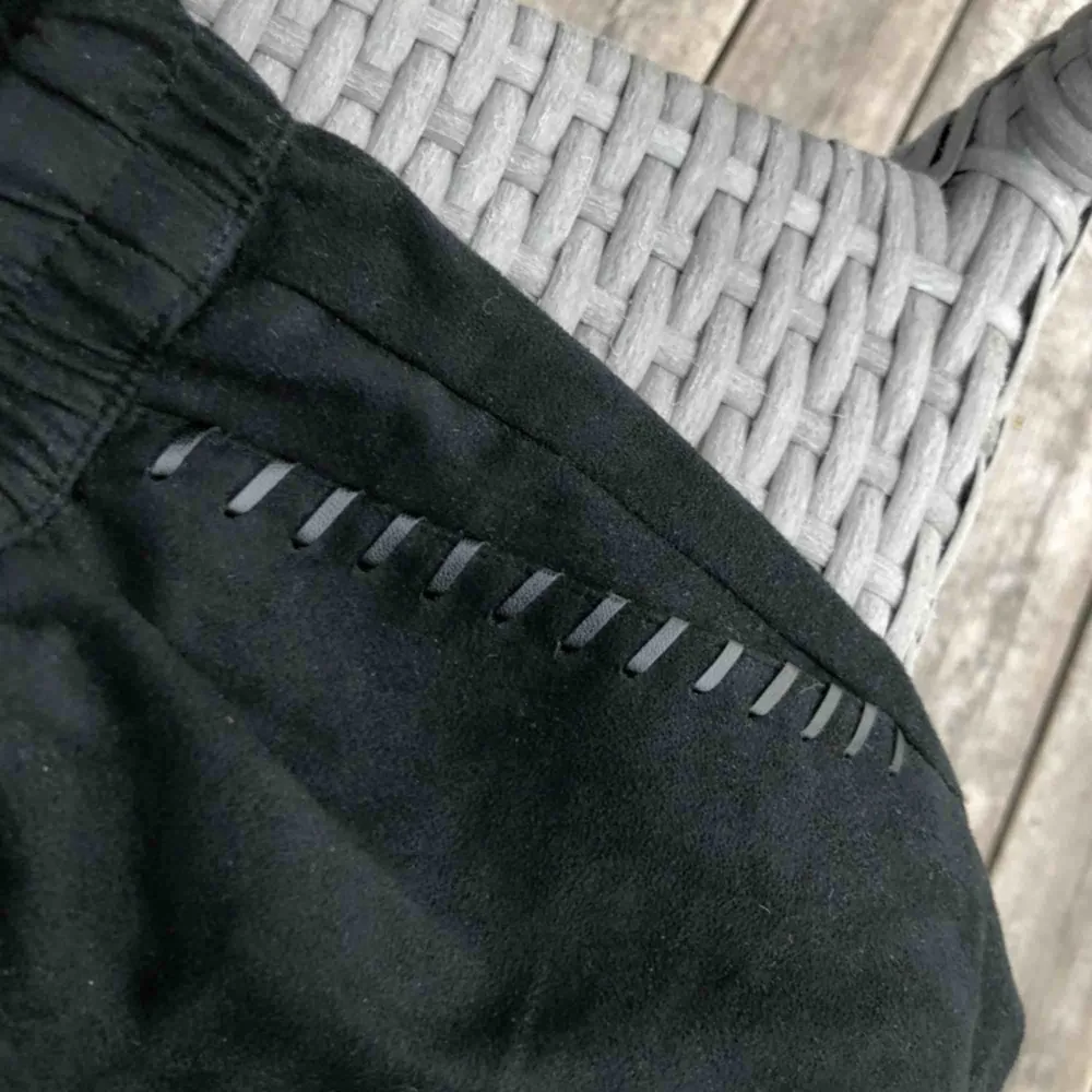 Svarta mocka shorts från H&M, använda ett fåtal gånger så i vädligt bra skick💞 har en 