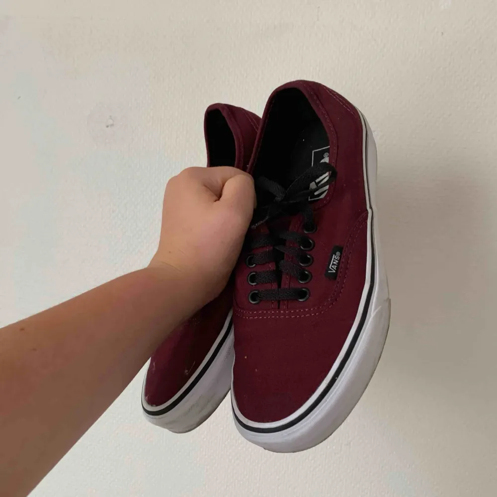 Nästan helt nya vans i storlek 39. Skor.