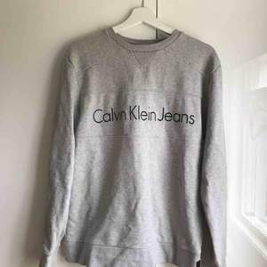 En snygg sweatshirt från Calvin Klein, herrmodell. Eventuell frakt tillkommer.