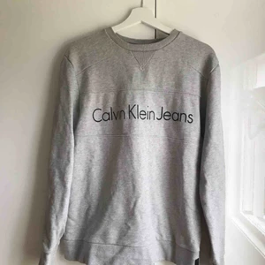  - En snygg sweatshirt från Calvin Klein, herrmodell. Eventuell frakt tillkommer.