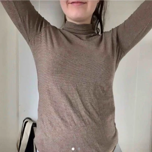 Thriftad turtleneck - - Pris inkluderar inte fraktkostnad! möter ej upp utan endast frakt :-) tar swish & paypal