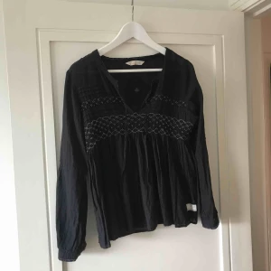  - Odd Molly remix blus storlek 0. Färg svart. Frakt 30 kr 