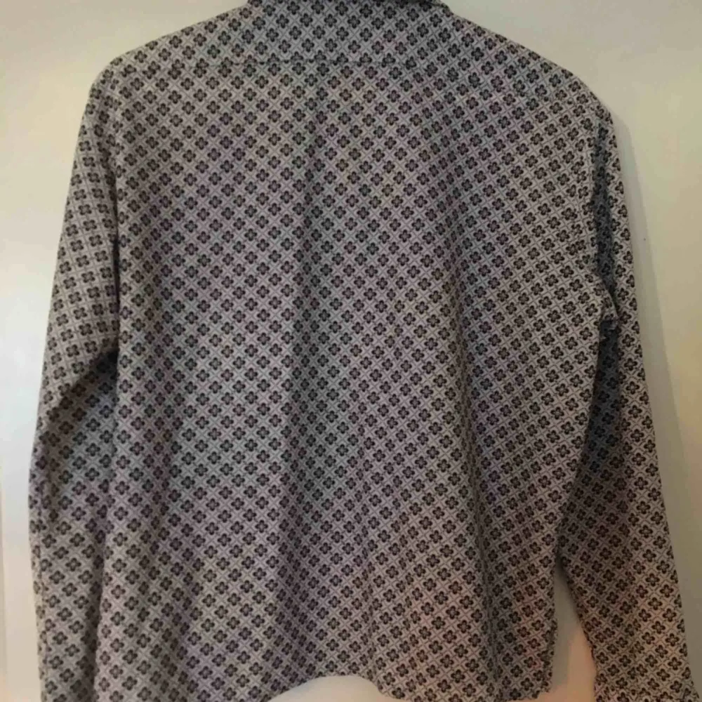 Jättefin 70-talsskjorta i polyester! Jättefint begagnat skick :) frakt ingår ej i priset🌼. Skjortor.
