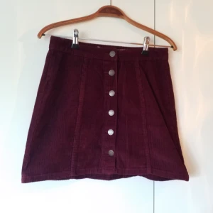  - Vinröd manchesterkjol, oanvänd!