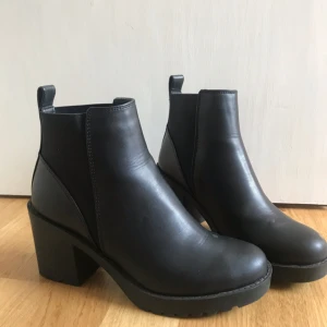  - Köpte några månader sen, har bara använt dom några gånger. Storlek 38 från H&M. Bekväma 