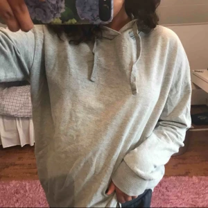  - Supermysig lite tunnare grå hoodie❤️