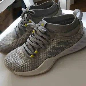 Nya ljusgrå Adidas löparskor med gula smådetaljer, strl.38. Endast använda vid ett kort tillfälle, så dom är i toppenskick. Säljer dom för att dom är för smala för mina fötter tyvärr.