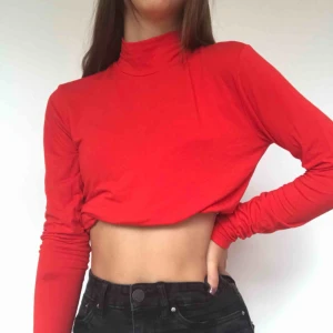  - Mycket fin tröja! Uppvikt på första bilden, på andra kan man se den hela längden. De vita sträcken på ryggen gör den mycket trendig och modern! 100kr inklusive frakt!!!!